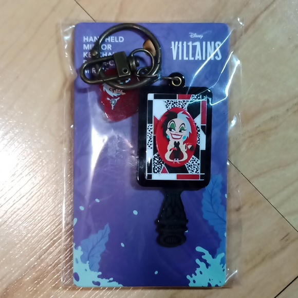 $5 Disney Villains Miniso Handheld Mirror Keychain 101 Dalmatians Cruella - Picture 6 of 9